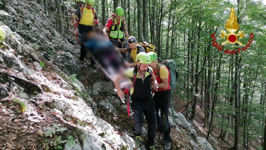 Escursionista triestina cade sul sentiero in montagna: soccorsa dall'elisoccorso e portata in ospedale